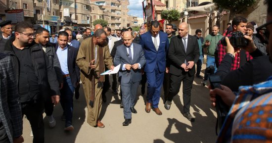 محافظ كفر الشيخ يستمع لطلبات أهالى فوّه ويتفقد عددا من الميادين