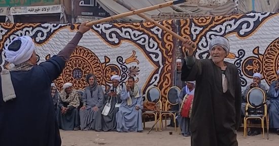 هيبة الكبار في حلقة التحطيب.. عم صبري عميد لاعبي قنا 80 عاما ولسه بيمارس اللعبة.. صور