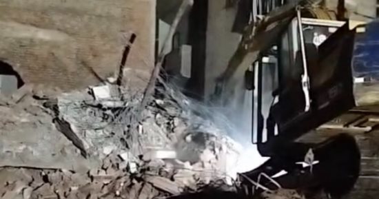 إزالة المنزل المائل بالمحلة بعد 4 أيام من أعمال الهدم لخطورته الداهمة