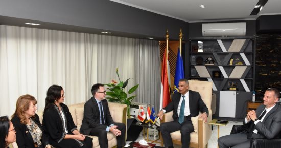 محافظ أسوان يستقبل سفير كندا ووفد الفاو لبحث سبل التعاون