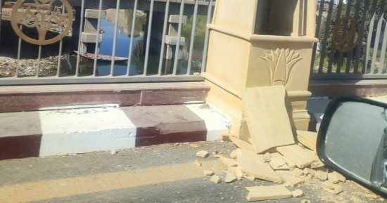 محافظ سوهاج يوجه بإعادة الشيئ إلى أصله بعد اصطدام سيارة بمسلة في الممشى الجديد
