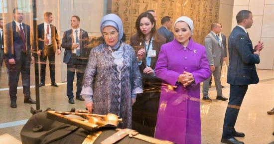 السيدة انتصار السيسى ترافق قرينة الرئيس التركى فى جولة بالمتحف المصرى الكبير.. صور