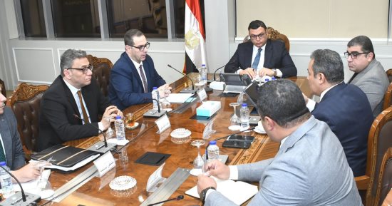 وزير الإسكان يعقد اجتماعا لمتابعة ملفات عمل الهيئة العامة للتنمية السياحية