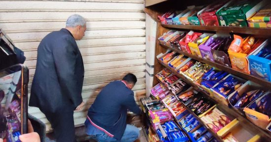 غلق وتشميع سوبر ماركت بسبب عدد من المخالفات فى حى الزهور ببورسعيد
