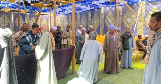 جلسة إنهاء نزاع بين عائلتى آل العزب وآل الحسانى فى قرية الحلة بإسنا.. صور