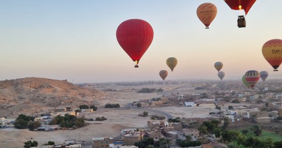 عودة البالون الطائر.. تحليق 60 رحلة تقل 1680 سائحا فى سماء الأقصر