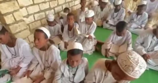 كتاتيب الصحراء.. مدارس قرآنية تصنع الإنسان فى قلب الصحراء وتغرس القيم وأصول الدين منذ عقود.. تسمى الخلاوى.. تحضهم على الالتزام بالصلاة وتنظيم أوقاتهم والعمل الجماعى.. صور