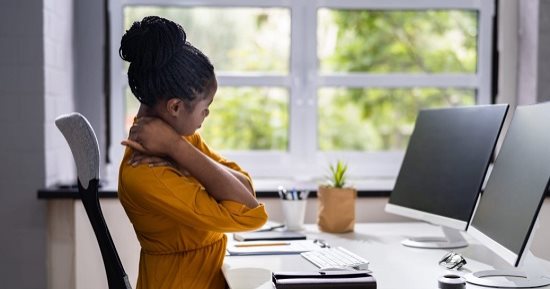 4 تمارين للتخلص من حدبة الرقبة.. لو بتقعد على المكتب فترة طويلة