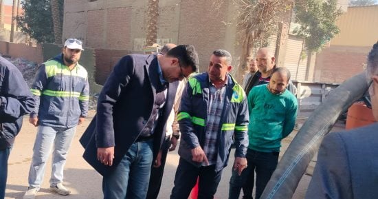 رئيس مياه القليوبية يتفقد الهبوط الأرضى المفاجئ بمطبق صرف صحى بالخانكة