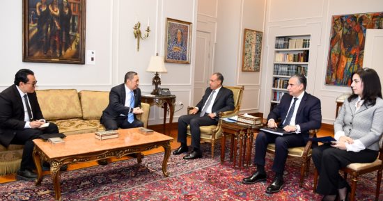 وزير الخارجية يستقبل نظيره الإندونيسى ويشيد بمستوى العلاقات بين البلدين