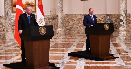 الرئيس السيسى وأردوغان يشاركان في الجلسة الختامية لمنتدى الأعمال المصري – التركي.. الرئيس السيسي يدعو مجتمع الأعمال فى البلدين إلى التركيز على تعزيز الاستثمارات الصناعية المشتركة فى المجالات ذات الأولوية