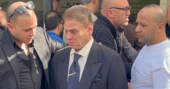 المستشار محمد شيرين فهمى ينهار فى البكاء فى جنازة محمد ناجي شحاته.. صور 