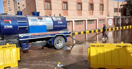 إصلاح عاجل لكسر خط مياه رئيسى بحى غرب سوهاج.. صور