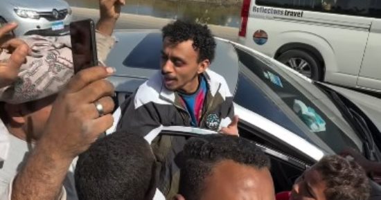 كواليس طريفة تجمع كزبرة بأهالى الصعيد خلال تصوير بيبو.. يغنون الأقصر بلدنا