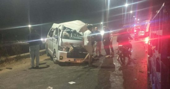 حادث سيارة ميكروباص يسفر عن إصابة عدد من الأشخاص في أوسيم.. صور