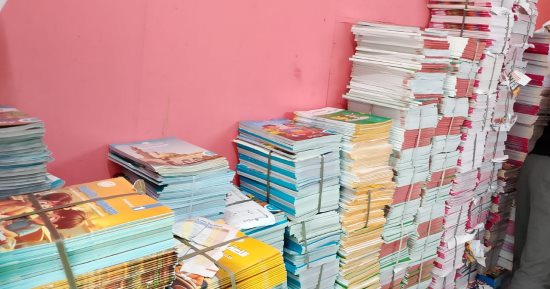 كتب دراسية مضروبة فى قبضة الأمن.. ضبط مكتبة غير مرخصة بالشروق