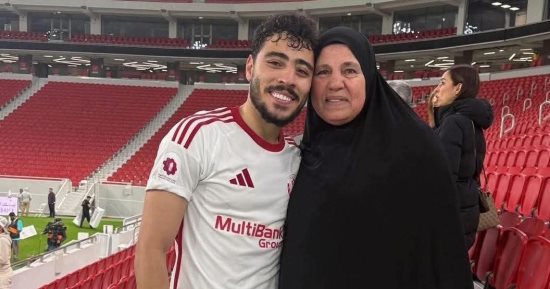 وش السعد.. أكرم توفيق يحتفل مع والدته بفوز الشمال في الدوري القطري