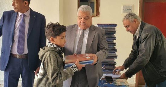 وكيل تعليم الأقصر يتابع تسليم الكتب للطلبة مع عودة الفصل الدراسي الثانى.. صور