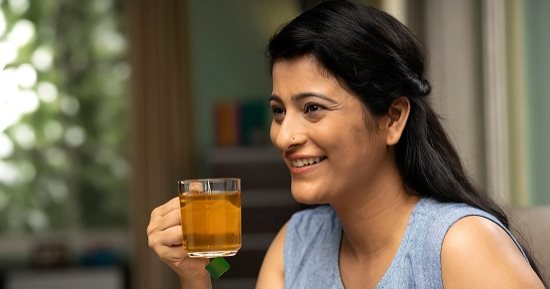 أيهما أفضل الشاى الأحمر أم الأخضر لجمال بشرتك وشعرك؟