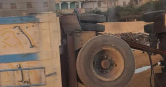 انقلاب سيارة نقل محملة بالرمال على الطريق الزراعى فى البحيرة