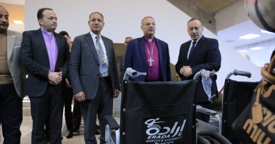 الهيئة الإنجيلية تسلّم محافظة أسيوط 30 كرسيا متحركا وتطلق مبادرات لخدمة 5000 أسرة