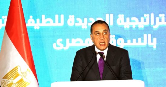 رئيس الوزراء: نحرص على مد شبكات الاتصالات والإنترنت فائق السرعة إلى 4500 قرية في أنحاء الجمهورية عبر المبادرات القومية وعلى رأسها "حياة كريمة" .. تهيئة المناخ للاستثمار في القطاع وتيسير إجراءات عمل الشركات بمصر