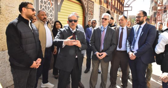 من ورش السجاد لـ مسرح الفلكلور.. خان خليلى أسيوط يعود بروح جديدة.. تطوير مركز الفتح للحرف التراثية وتحويله لواجهة ثقافية وسياحية للمحافظة.. المشروع يعيد الاعتبار لمهن مهددة بالاندثار.. ويوفر فرص عمل دائمة.. صور