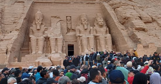 فبراير شهر التعامد وأسرار الضوء داخل معبد أبو سمبل.. واحدة من أعظم الظواهر الفلكية والأثرية فى العالم.. تجسد عبقرية المصرى القديم.. الشمس تعانق وجه الملك رمسيس الثانى فى قدس الأقداس مرتين سنوياً.. صور