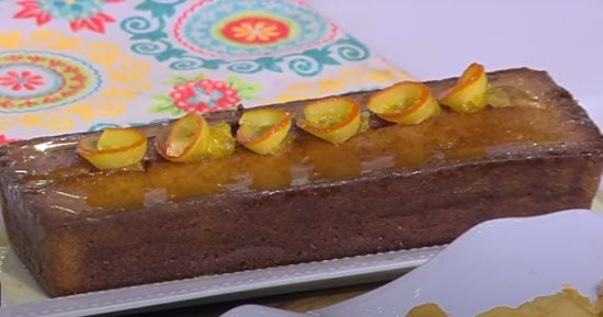 طريقة عمل كيك البرتقال بزيت الزيتون والشربات.. فرحى أطفالك