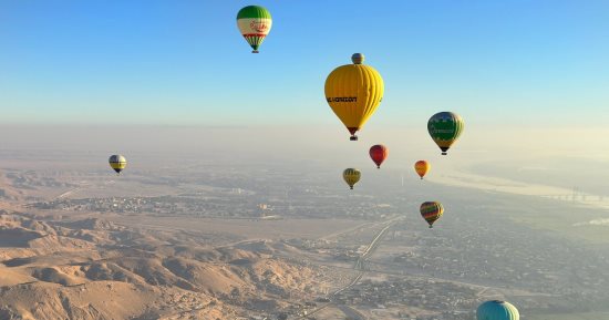 البالون الطائر يقدم مغامرة ساحرة لـ4340 سائحا على متن 155 رحلة.. صور