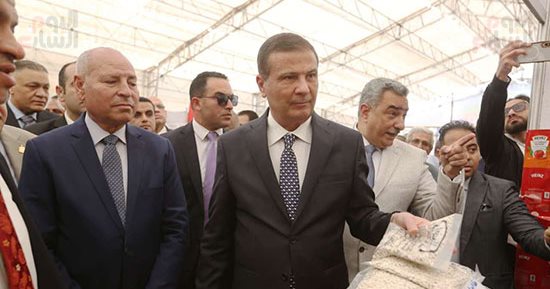 وزير الزراعة يوجه بخفض الأسعار بمعرض الوزارة بميدان باب الشعرية.. صور 