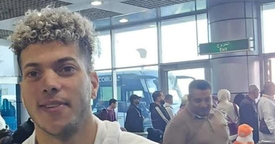 شاهد إمام عاشور بملابس الإحرام قبل السفر لأداء مناسك العمرة