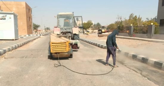 محافظ جنوب سيناء يوجّه بتكثيف أعمال صيانة ورفع كفاءة طرق مدينة أبو رديس