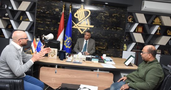 محافظ أسوان يبحث دعم الإسعاف النهرى وتوفير لنشات مجهزة
