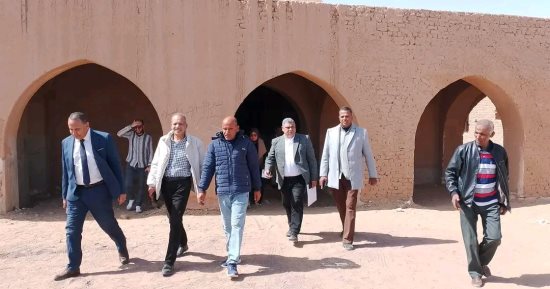 محافظ الوادي الجديد يبحث إحياء وإعادة تأهيل قرية المعماري حسن فتحي