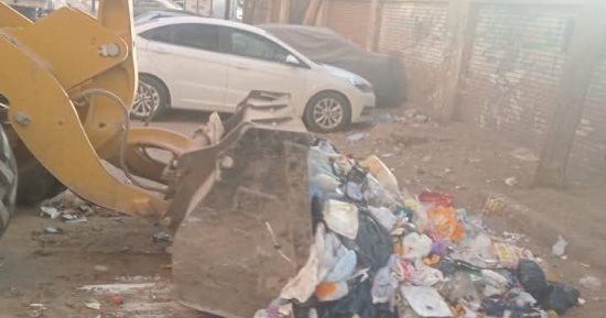 رفع 40 طنا من القمامة والمخلفات الصلبة والأتربة بمنطقة حى شرق سوهاج