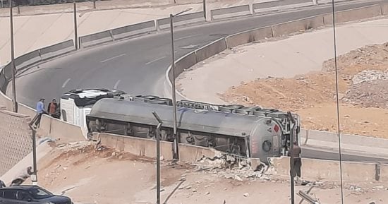 انقلاب سيارة مواد بترولية بمطلع محور حسب الله الكفراوي