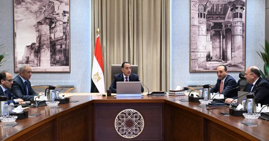 مدبولى لمساعد الأمين العام للشكاوى: أنتم جنود فى الميدان وهدفنا رضا المواطن