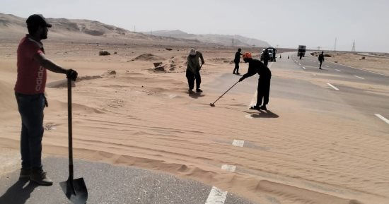 الوحدة المحلية بأبو رديس تنفذ أعمال إزالة تجمعات الرمال بالطريق الدولى