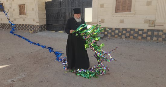 عادة كل سنة.. راعى كنيسة الأقباط الكاثوليك بالغردقة يعلق زينة وفانوس رمضان على أبواب كنيسة العذراء.. القمص يؤنس أديب: رسالة سلام في ظروف صعبة.. ونشارك فى أجواء رمضان لقيم المحبة والوحدة الوطنية.. فيديو وصور