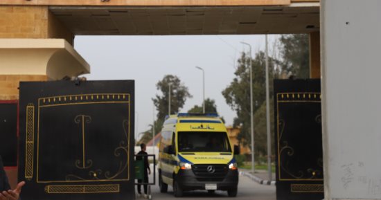 معبر رفح يستقبل 20 مصابًا و20 مرافقًا تمهيدًا لتوزيعهم على المستشفيات.. صور