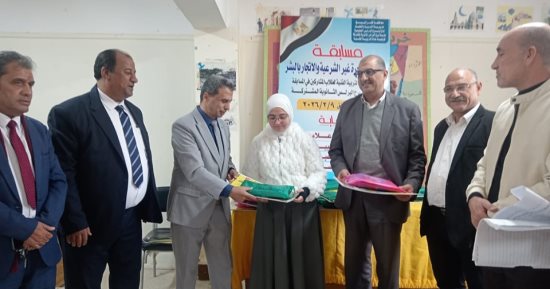 وكيل تعليم كفر الشيخ يكرم الطلاب المشاركين فى مسابقة مكافحة الهجرة غير الشرعية