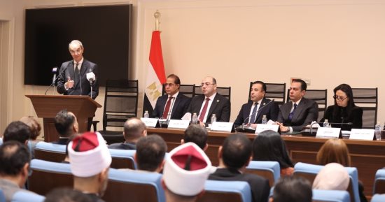 وزير الاتصالات يعلن خطة من 5 محاور لحماية الأطفال على الإنترنت