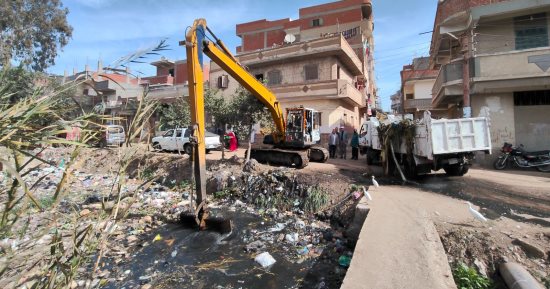 تطهير مصرف ساحل مرقص  بالبحيرة حفاظًا على الصحة العامة