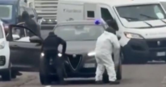 سطو مسلح على طريقة هوليوود.. عصابة إيطالية تفجر ناقلة أموال وتسرق محتوياتها