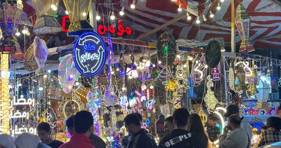 روايح رمضان هلت.. أجواء رائعة في شوارع بيع الفوانيس ببورسعيد.. فيديو وصور