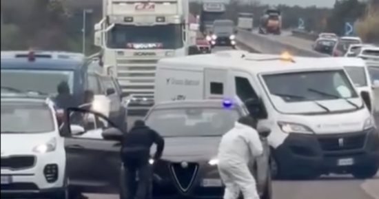 كواليس سطو مسلح على طريقة هوليوود.. عصابة إيطالية تسرق ناقلة أموال وتفجرها