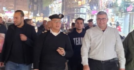 رئيس حى الطالبية يتابع الانضباط بشارع العريش وتواجد أمنى لمنع عودة الباعة الجائلين 
