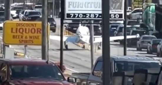 هبوط اضطرارى لطائرة وسط شارع مزدحم بولاية جورجيا.. فيديو