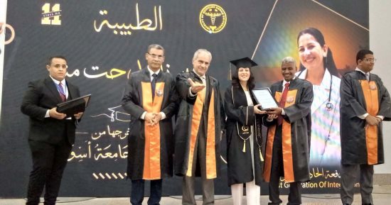 كلية الطب بجامعة أسوان تحتفل بتخريج دفعة بالنظام الدراسى الجديد